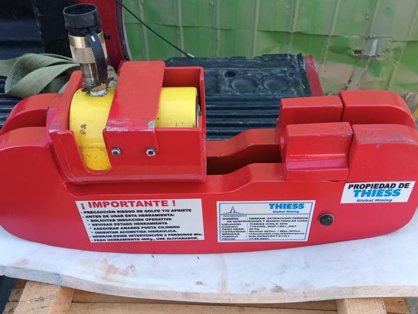 Extractor de pernos de mando final